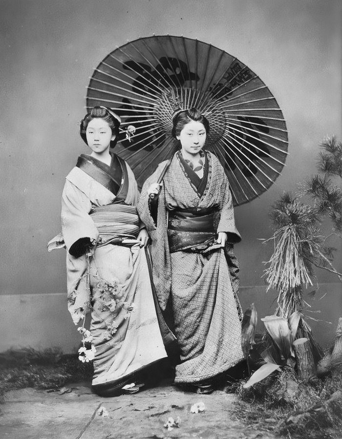 Due giovani donne giapponesi con ombrello - Stampa all’albu- mina colorata a mano (1868) - Felice Beato (1832-1909)