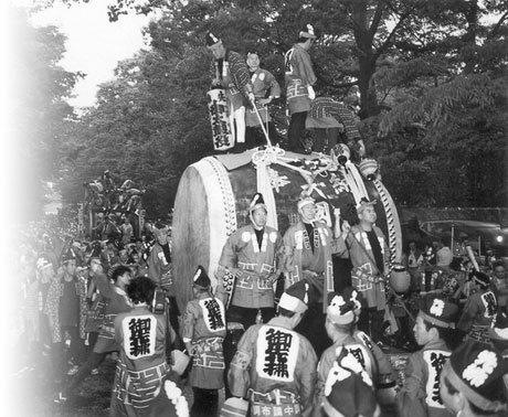 La processione annuale della festa del santuario di Okunitama (Fuchu); il corteo viene aperto da grandi taiko (piu` di 2 metri di diametro) che hanno la funzione di annunciare il passaggio dei mikoshi (carri sacri), dimora temporanea dei kami.