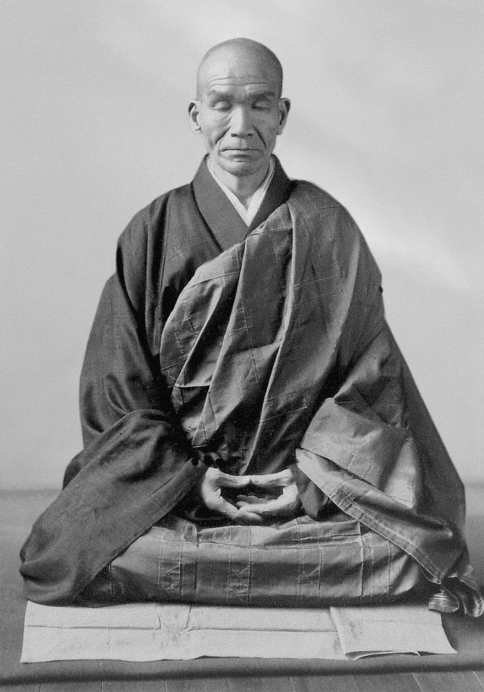 Il maestro Zen Kōdō Sawaki Rōshi (1880-1965), seduto in zazen