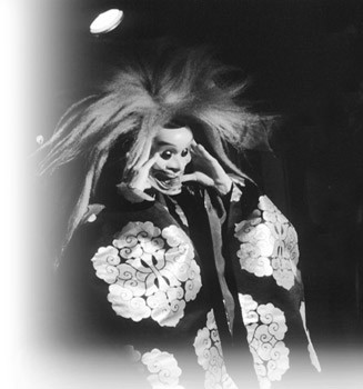 Umewaka Norinaga indossa la maschera per il secondo atto del dramma Nue. (Foto Matteo Casari).